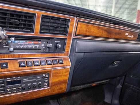 Used 1989 Lincoln Town Car Signature image 14
