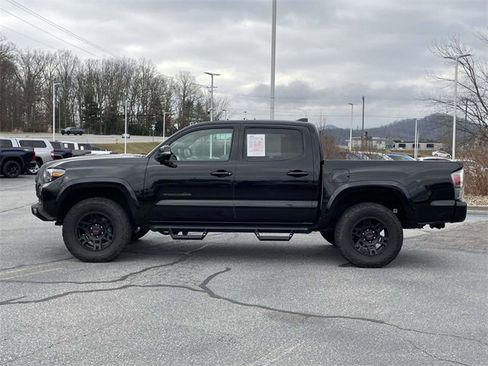 Used 2022 Toyota Tacoma TRD Sport image 2