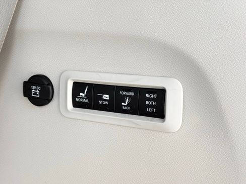 Used 2020 Chrysler Pacifica Limited image 55