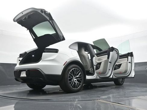 Certified 2025 Porsche Macan Electric RWD image 26