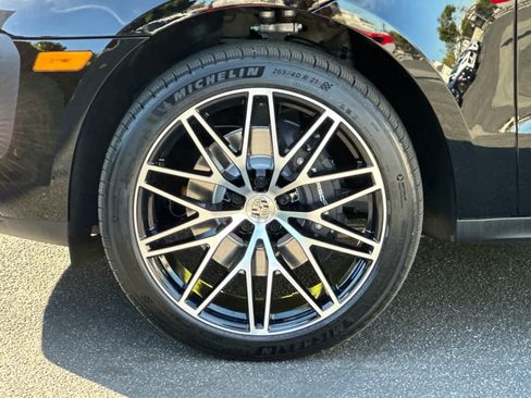 Certified 2025 Porsche Macan AWD/4WD image 30