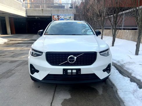 Certified 2025 Volvo XC40 B5 Plus image 3