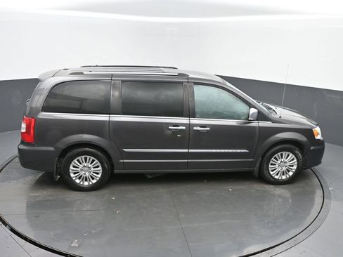 Used 2015 Chrysler Town & Country Limited image 43