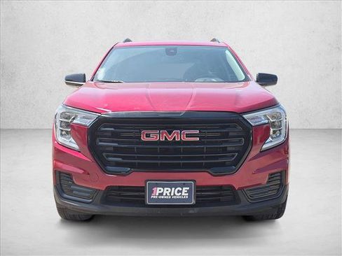 Used 2024 GMC Terrain SLE w/ Driver Convenience Package FWD image 2