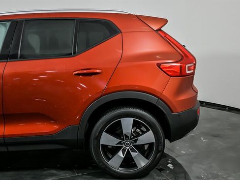 Used 2019 Volvo XC40 T4 Momentum image 8