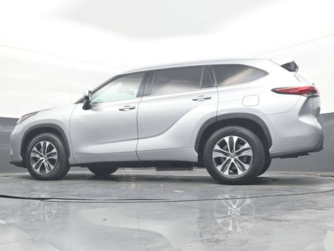 Used 2022 Toyota Highlander XLE FWD image 24