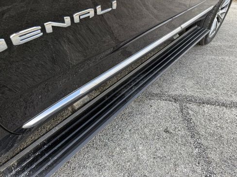 Used 2021 GMC Yukon Denali w/ Denali Premium Package image 10