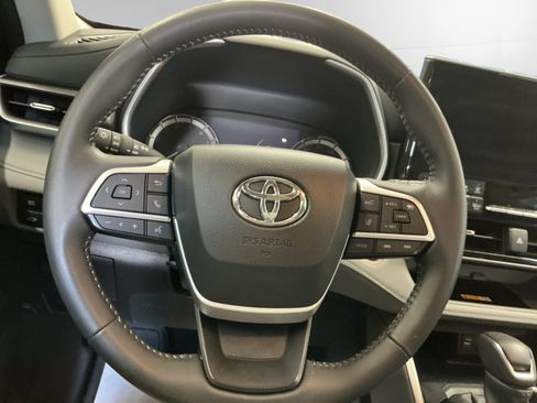 Certified 2024 Toyota Highlander XLE FWD image 12