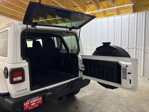 Used 2019 Jeep Wrangler Unlimited Sahara w/ Uconnect 4C Nav & Sound Group AWD/4WD image 13
