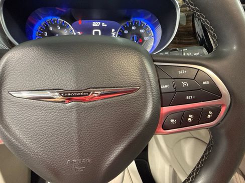 Used 2023 Chrysler Pacifica Limited FWD image 50