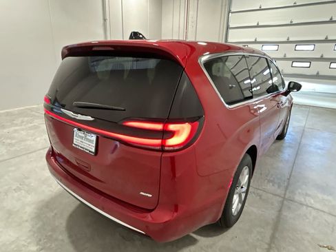 New 2026 Chrysler Pacifica Select image 6