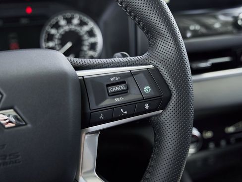 New 2025 Mitsubishi Outlander SE image 37