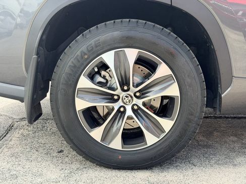 Used 2020 Toyota Highlander XLE FWD image 31