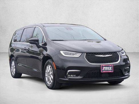 Used 2023 Chrysler Pacifica Touring-L FWD image 3