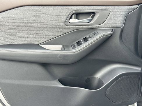 Used 2023 Nissan Rogue SV image 17