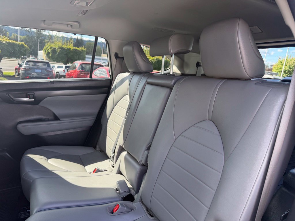 Used 2021 Toyota Highlander XLE AWD/4WD image 31