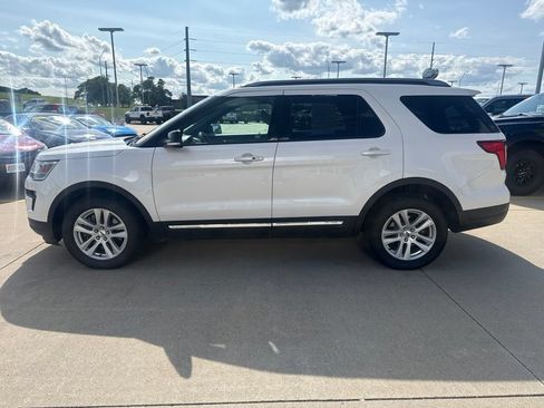 Used 2018 Ford Explorer XLT w/ Equipment Group 202A AWD/4WD image 7