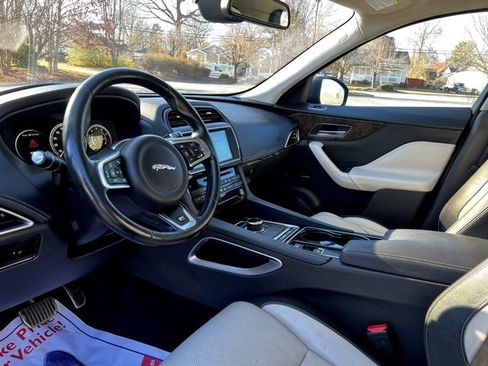 Used 2017 Jaguar F-PACE R-Sport image 12