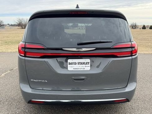 Certified 2023 Chrysler Pacifica Touring-L image 5