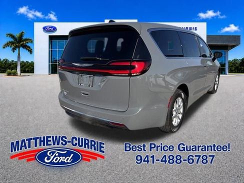 Used 2025 Chrysler Pacifica Select FWD image 4