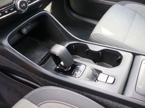 Used 2024 Volvo XC40 B5 Core image 16