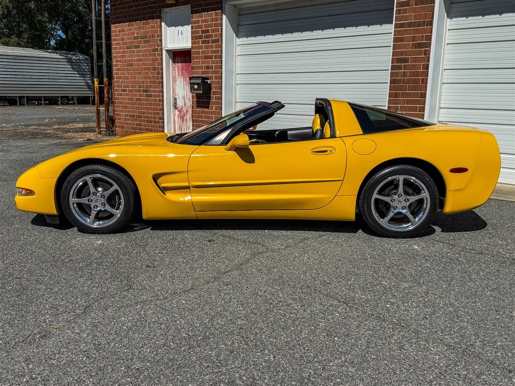 Used 2003 Chevrolet Corvette Coupe w/ Preferred Equipment Group RWD image 22