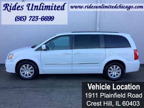 Used 2014 Chrysler Town & Country Touring FWD image 6