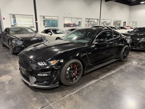 Used 2018 Ford Mustang Shelby GT350 w/ Convenience Package RWD image 3