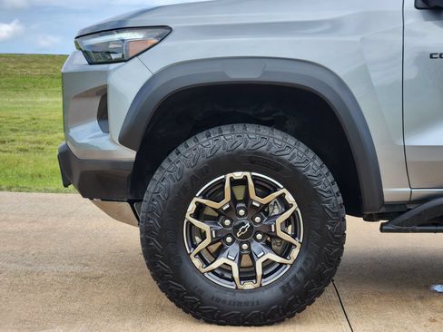 Used 2025 Chevrolet Colorado ZR2 w/ Technology Package AWD/4WD image 13