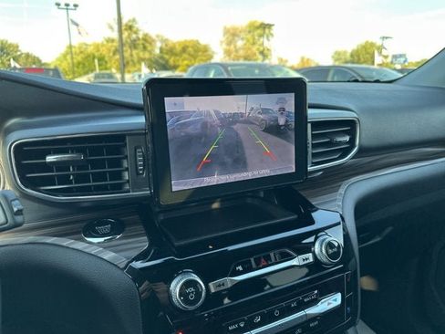 Used 2024 Ford Explorer Limited image 2