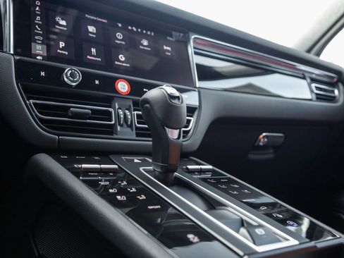 Certified 2025 Porsche Macan image 27