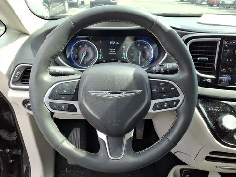 Used 2023 Chrysler Pacifica Touring-L image 21