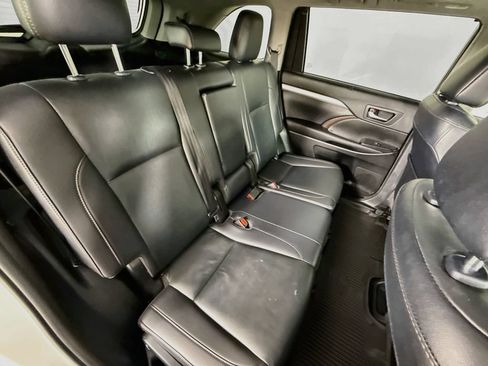 Used 2019 Toyota Highlander XLE AWD/4WD image 30
