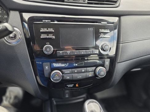 Used 2017 Nissan Rogue SV FWD image 20