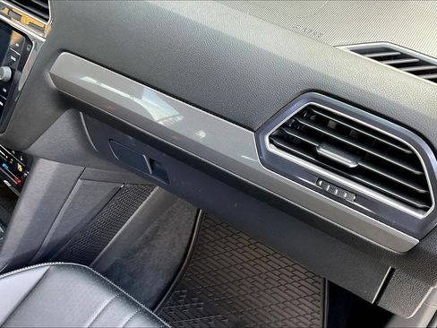 Used 2022 Volkswagen Tiguan SE image 19