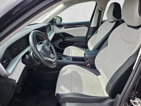 Used 2025 Volkswagen Tiguan SE FWD image 21