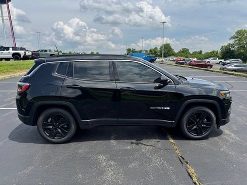 Used 2022 Jeep Compass Latitude w/ Convenience Group FWD image 2