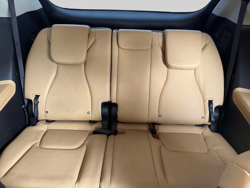 Used 2024 Kia Carnival EX FWD image 11