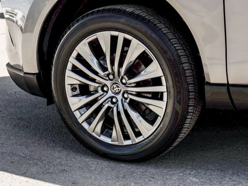 Used 2024 Toyota Venza XLE AWD/4WD image 7