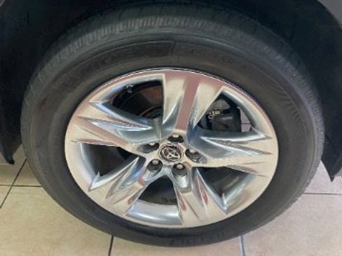Used 2019 Toyota Highlander Limited FWD image 25