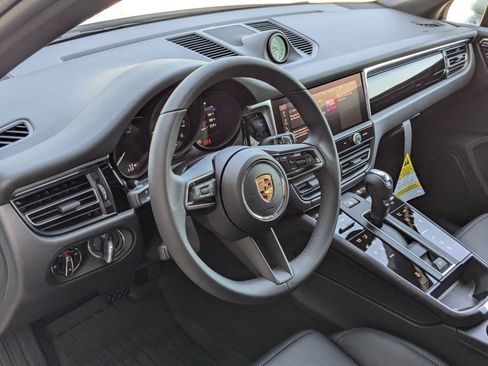 Certified 2025 Porsche Macan AWD/4WD image 4