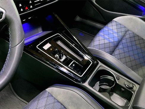 Used 2025 Volkswagen Golf R Black Edition image 18