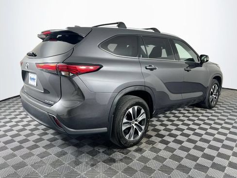 Used 2022 Toyota Highlander XLE AWD/4WD image 5