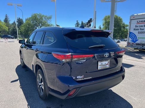 Used 2023 Toyota Highlander XLE AWD/4WD image 6