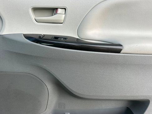 Used 2014 Toyota Sienna L image 22