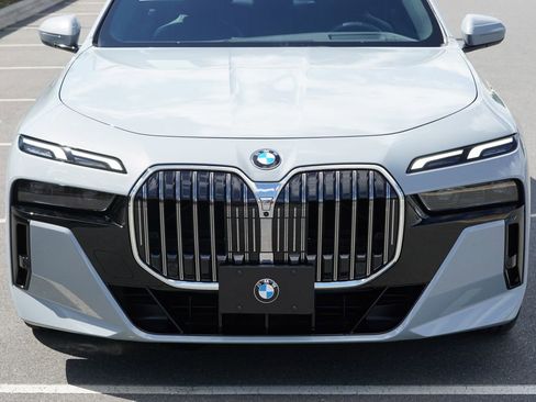 Used 2024 BMW 740i xDrive w/ Premium Package AWD/4WD image 9