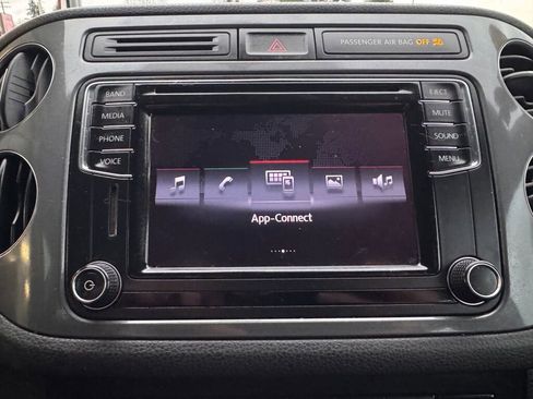 Used 2017 Volkswagen Tiguan S image 33