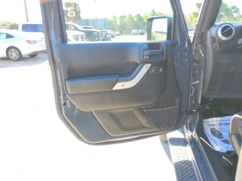 Used 2017 Jeep Wrangler Unlimited Sahara w/ Connectivity Group AWD/4WD image 15