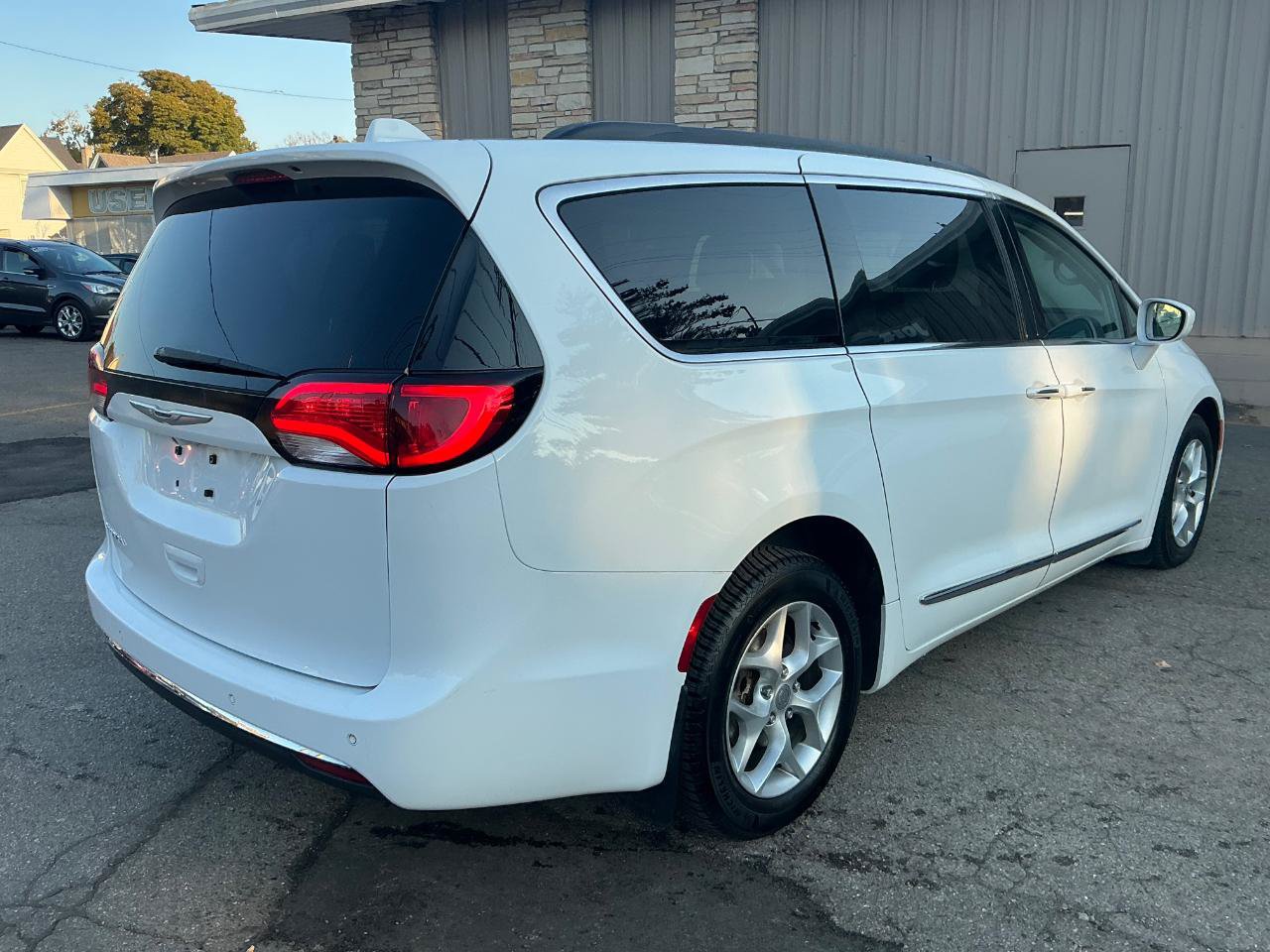 Used 2017 Chrysler Pacifica Touring-L w/ Tire & Wheel Group FWD image 4