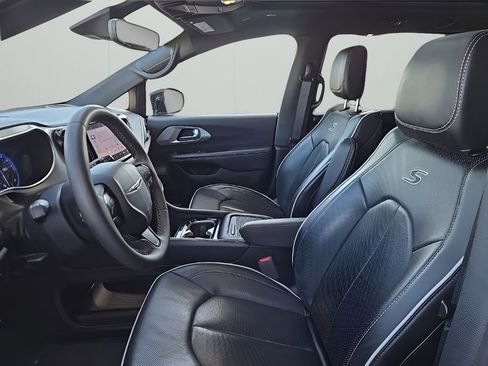Used 2025 Chrysler Pacifica Limited FWD image 19